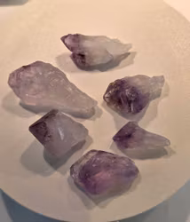 Små råa ametistspetsar