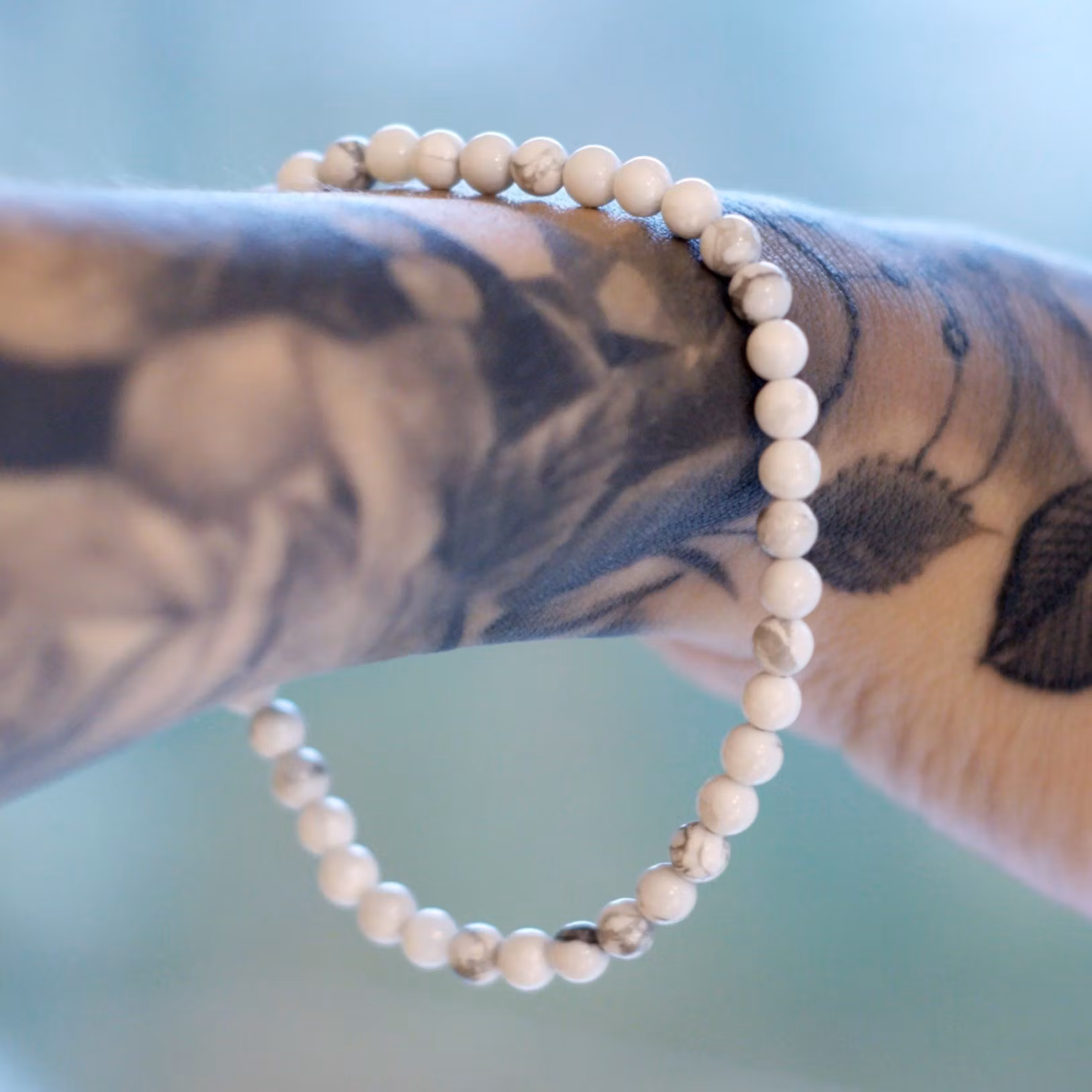 Howlit armband 4 mm klot