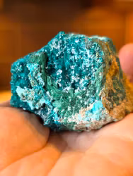 Rå Dioptas Med Kvarts & Malakit På Matrix