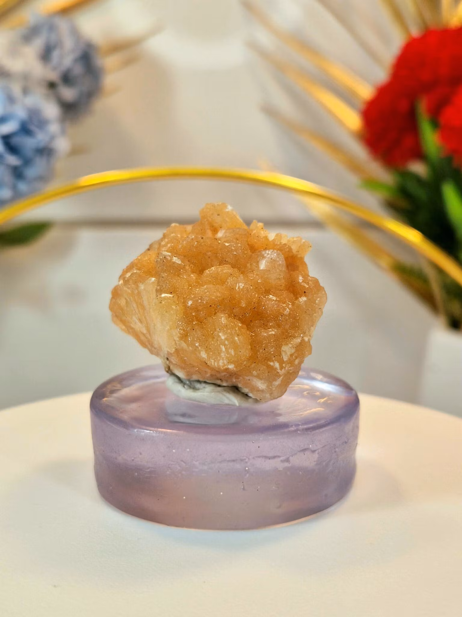 Orange stilbit från Maharashtra med tydlig kristallstruktur och naturlig yta