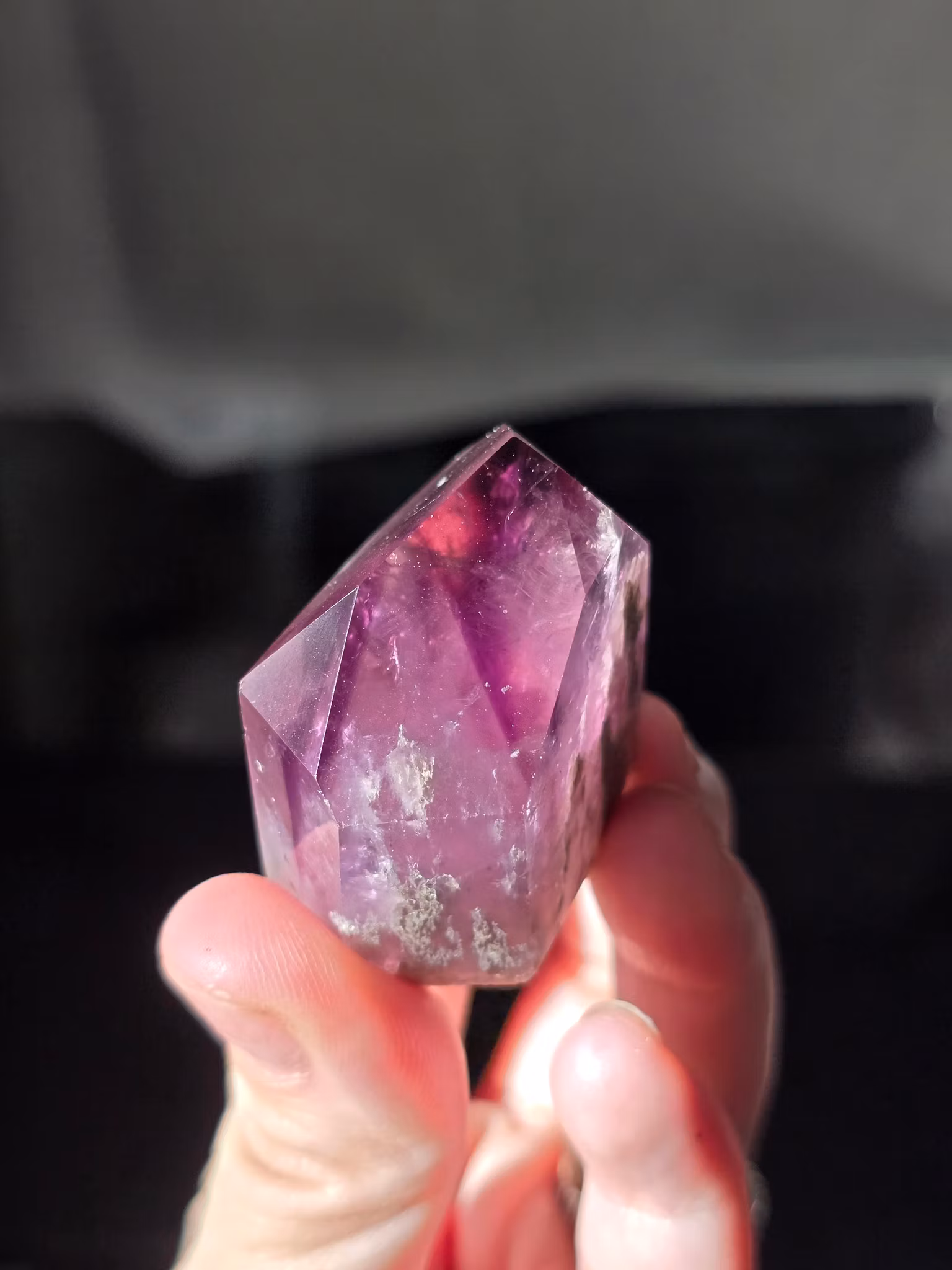 Ametist spets 54,5 g med naturlig lila ton och synliga fantomer