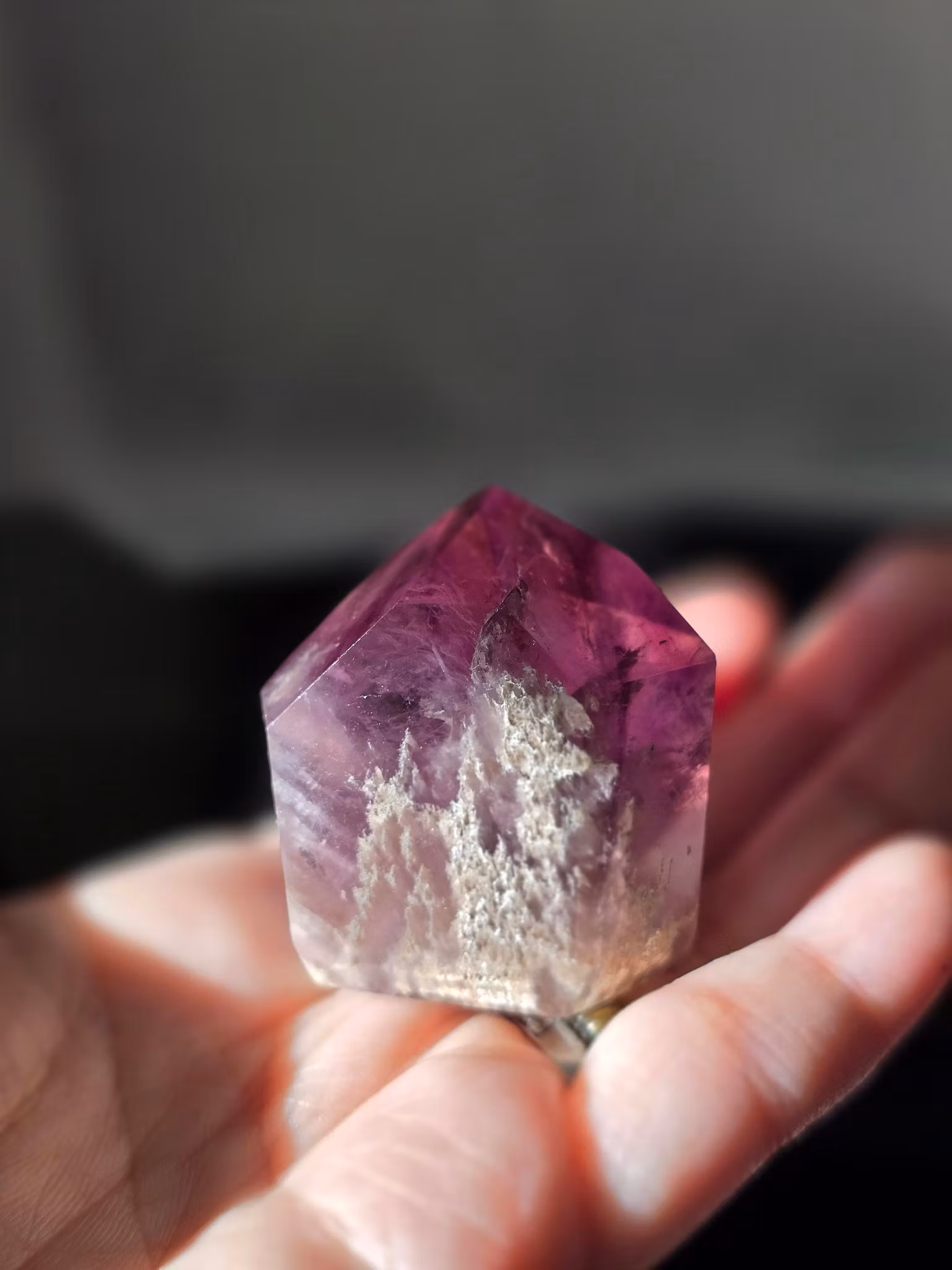 Ametist spets 54,5 g med mörklila färger och flera synliga fantom-lager