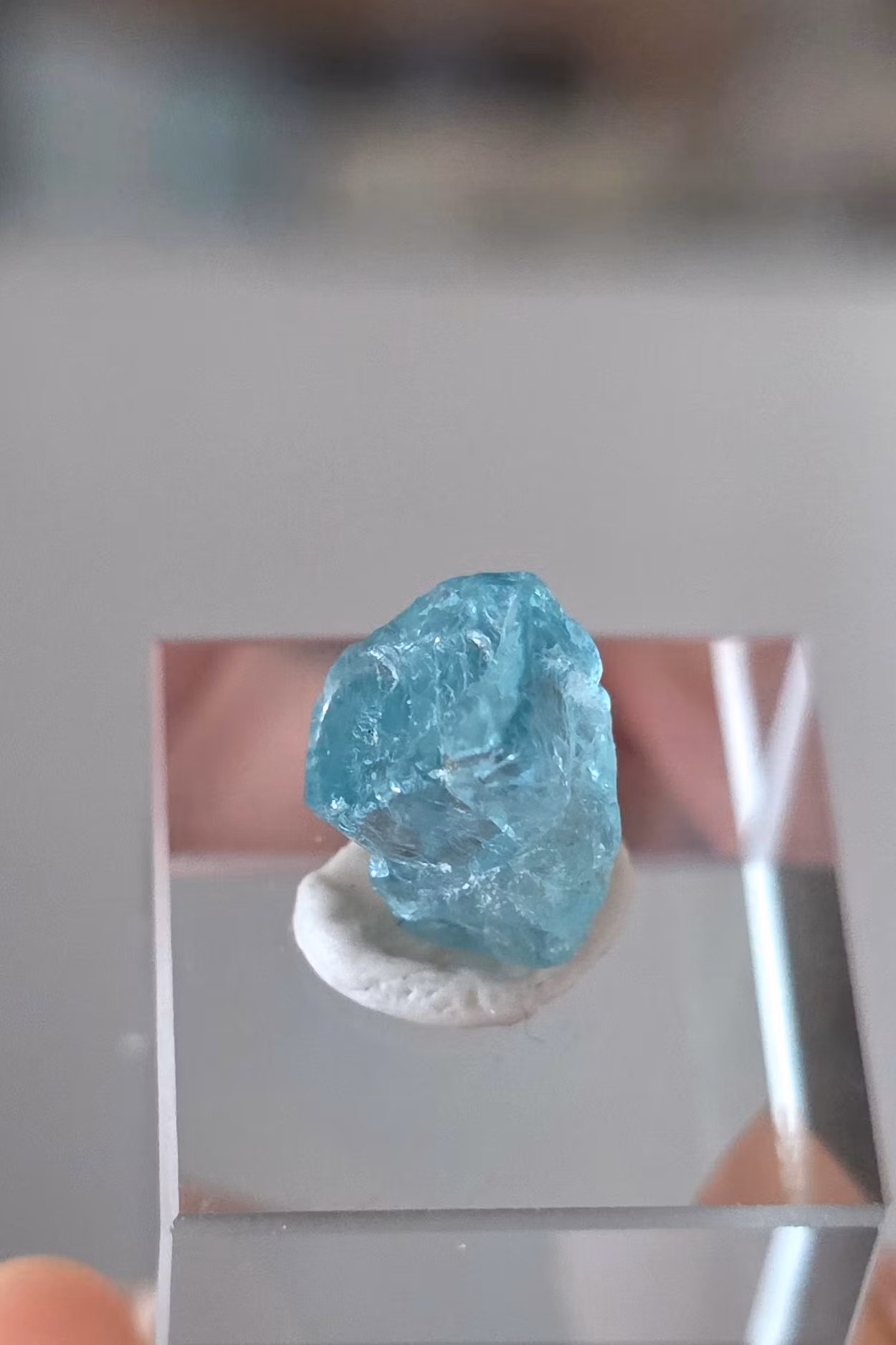 blue light apatite 4,45ct from madagascar