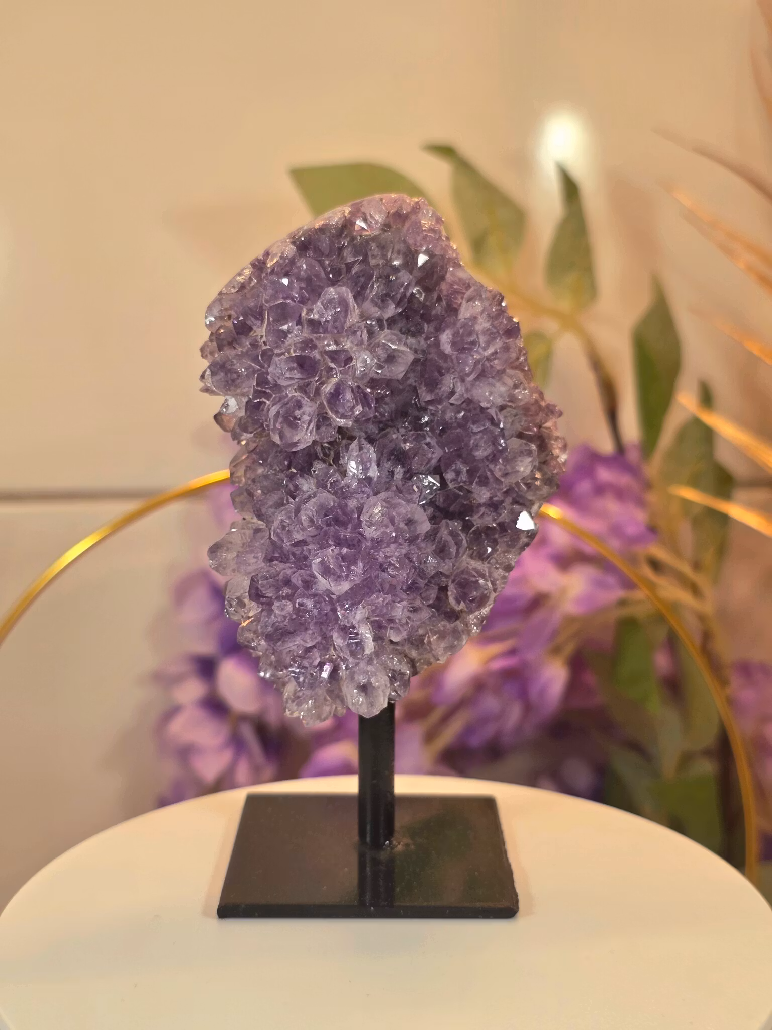 Ametistkluster på stativ med ljus lila ton och ananasformade kristaller från Brasilien