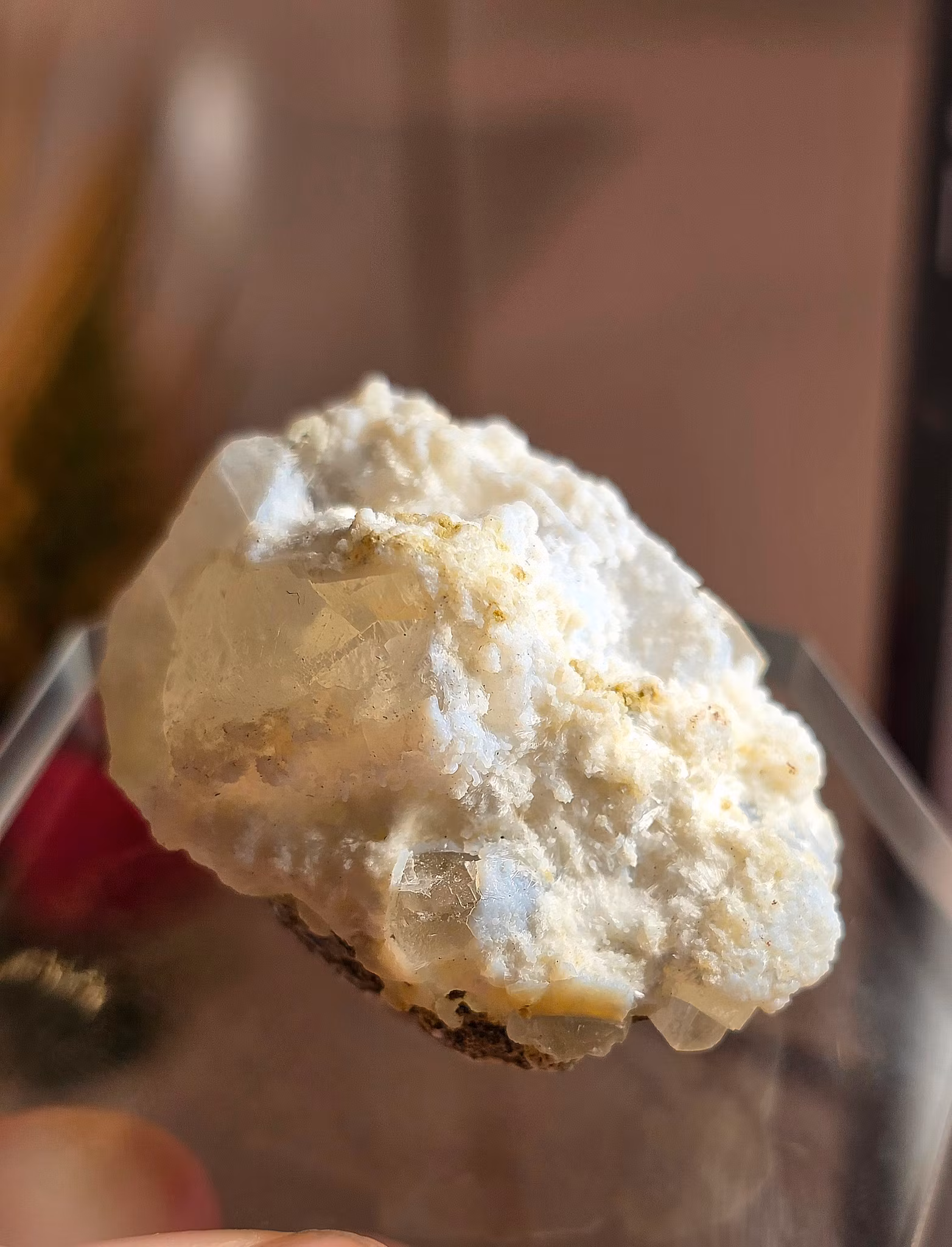 Multimineral med ljusblå botryoidal kalcedon som bildar små bubblor, tillsammans med nålliknande okenit och varma kalcitfält