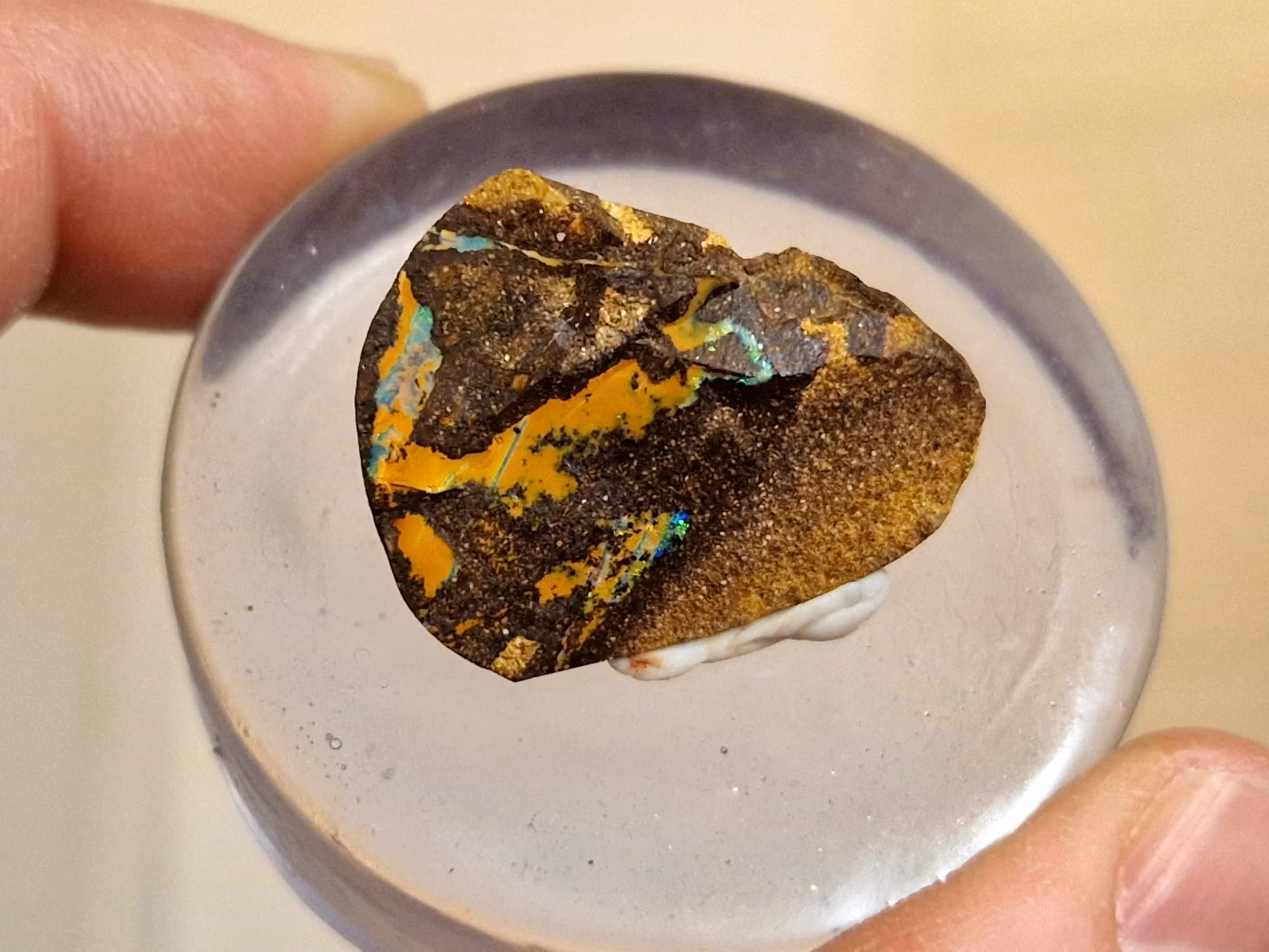 Rå boulder opal från Koroit, 35,11 ct med färgrika mönster