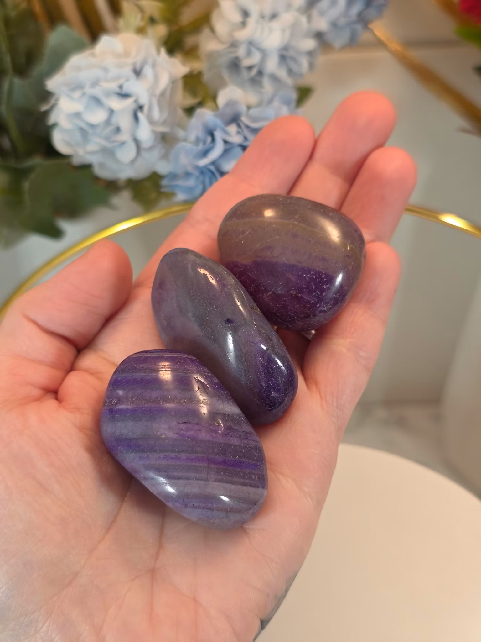 Lila agat trumlad, cirka 4 cm, färgad med rundad form