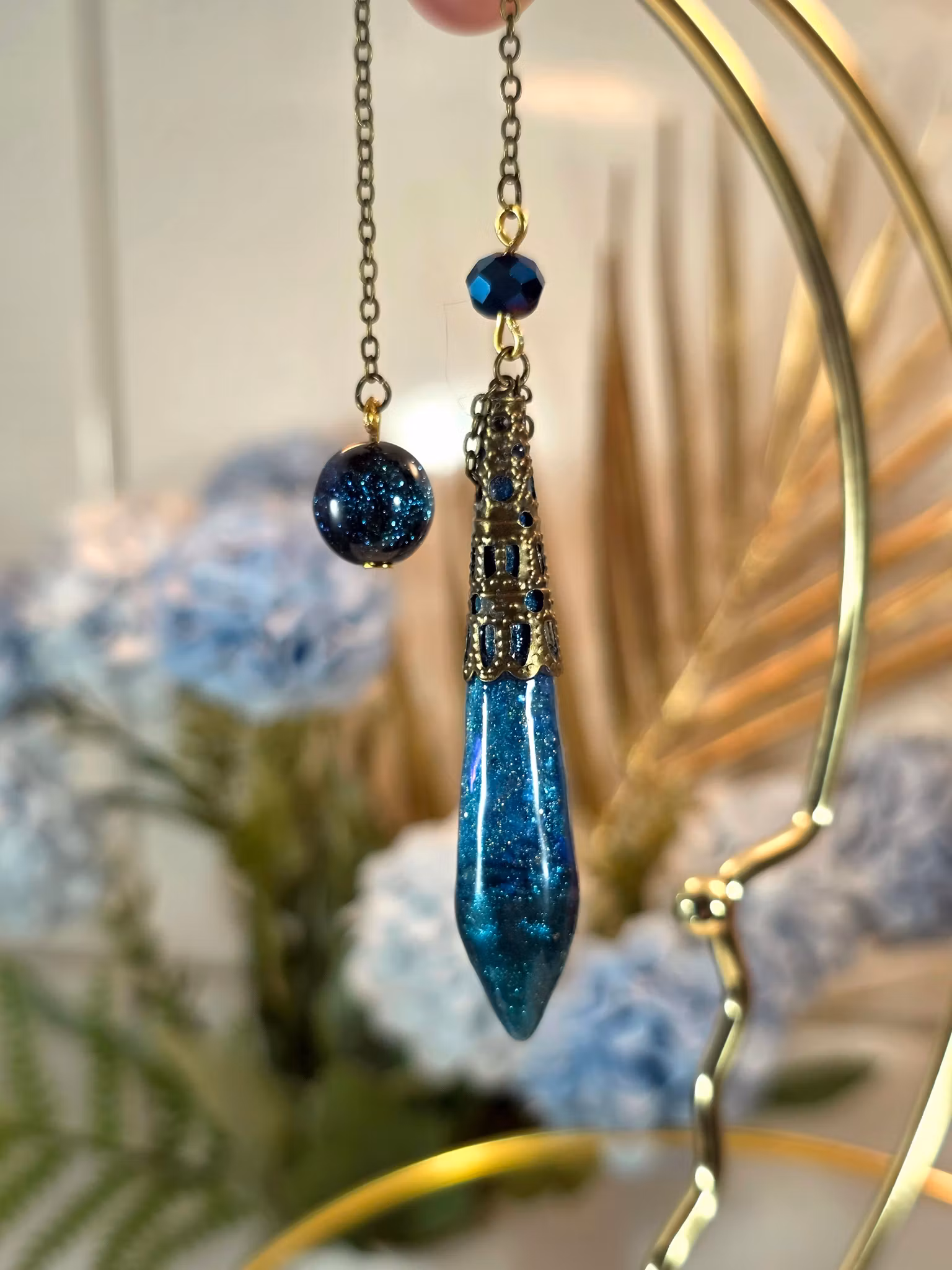 Handgjord pendel i petrolblå och grön färg med rundad spets och polerad yta