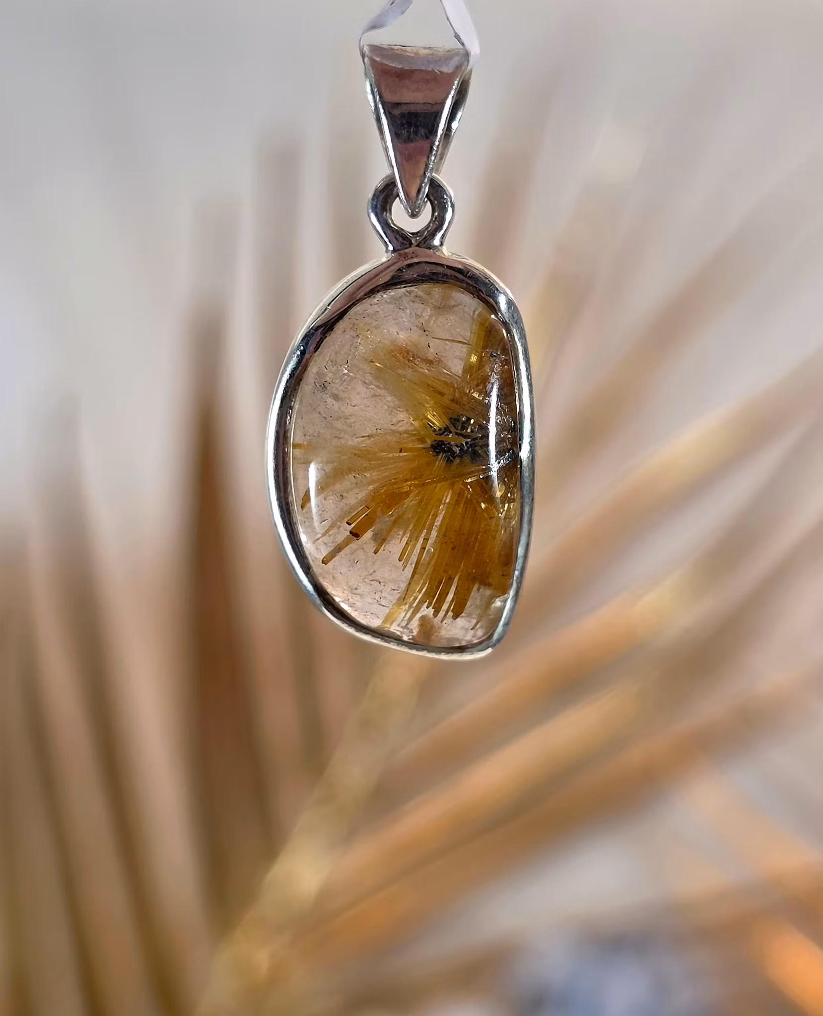 Hänge med rutilkvarts i 925 sterling silver, nummer 1, med tydliga rutiltrådar och polerad yta