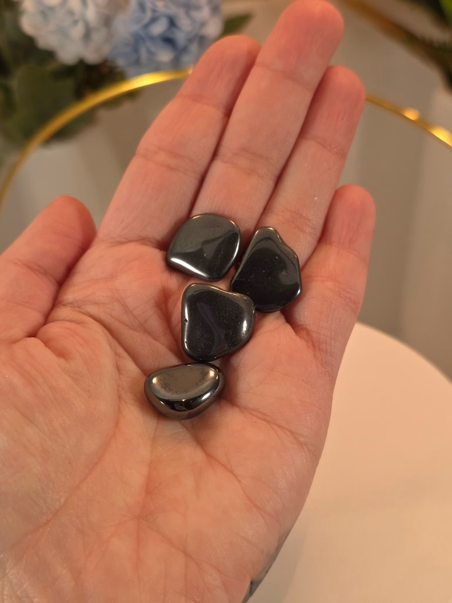 Hematit trumlad, cirka 1,5 cm, med rundad form och polerad metallisk yta