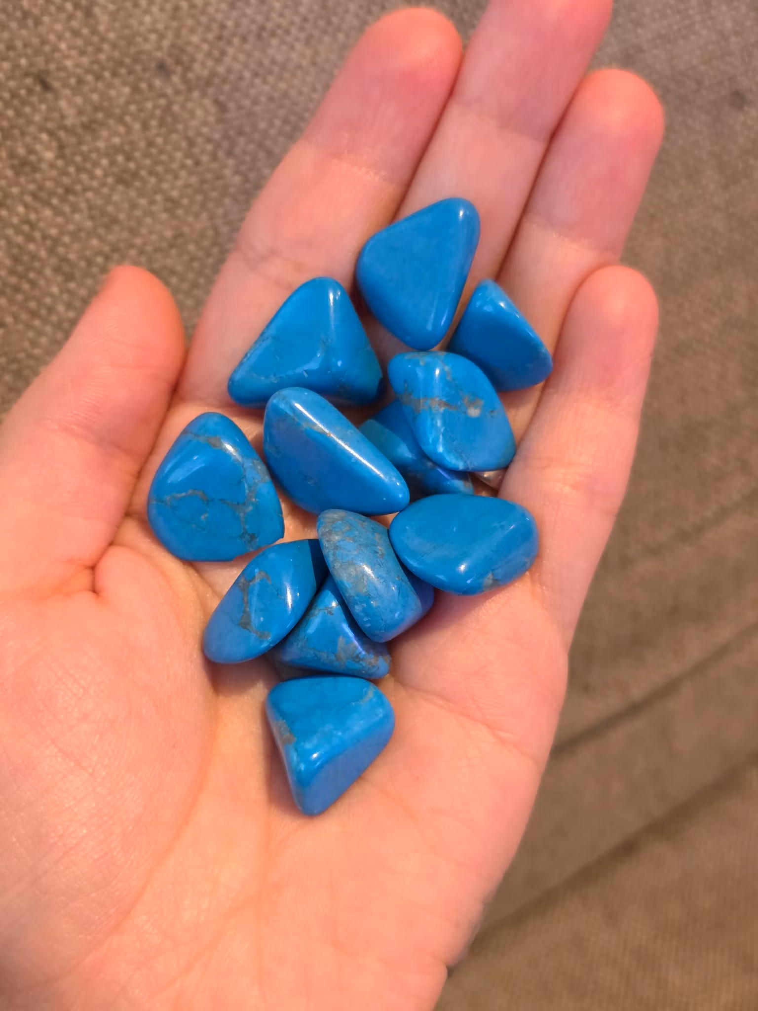 Blå howlit trumlad, cirka 1,5–2 cm, färgad