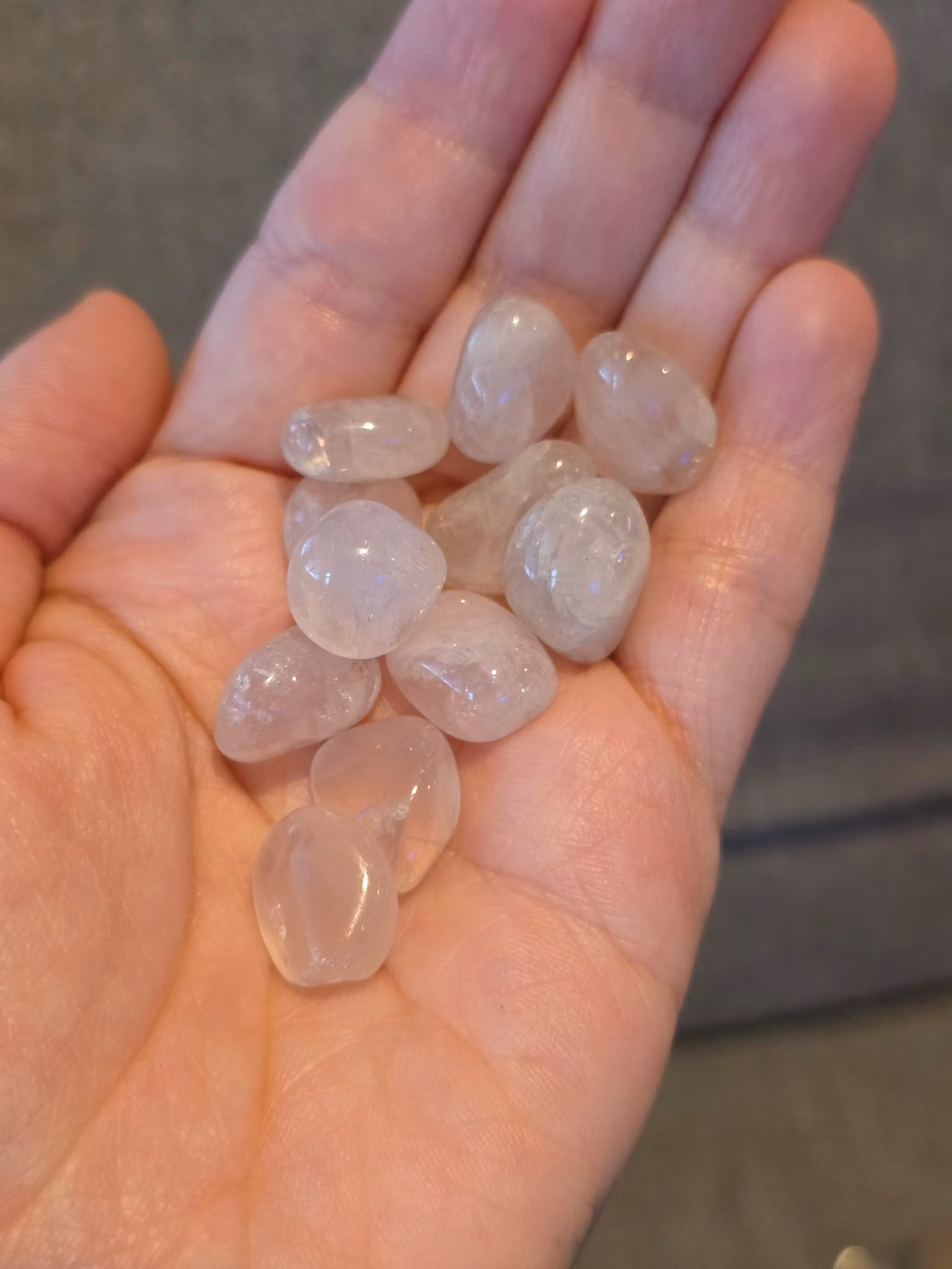 Rosenkvarts trumlad, cirka 1–1,5 cm, med rundad form och naturlig rosa färg