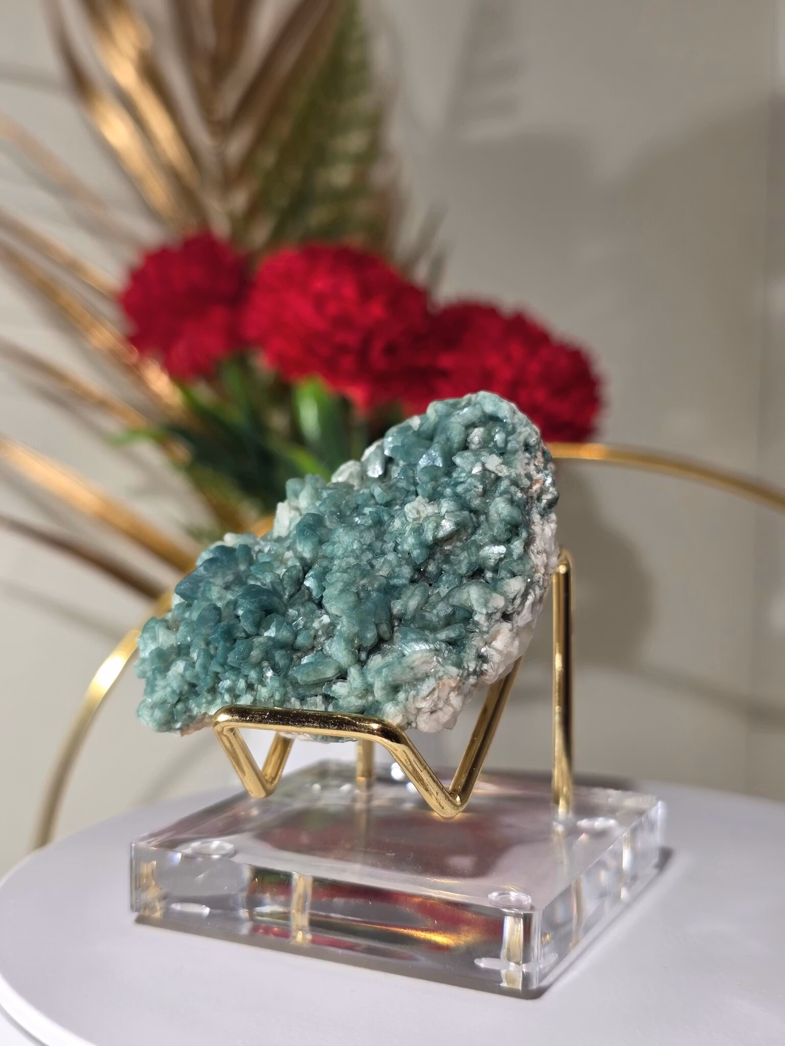 Upptäck denna unika gröna heulandit med kalcit, ett zeolitmineral från Indien och zeolitområden i Maharashtra. Framsidan lyser i djup äppelgrön ton med tätt sittande kristaller, medan baksidan visar l