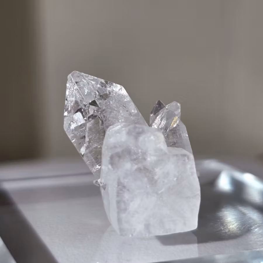 Liten diamantklar apofyllit med regnbågar, dubbelterminerad