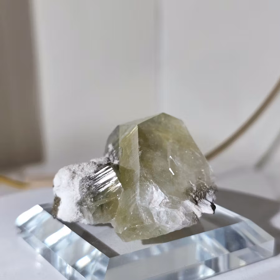 Den här mineralen består av grön apofyllit från en zeolitfyndighet i Indien. Sitter på en vitare matrix av annan zeolit