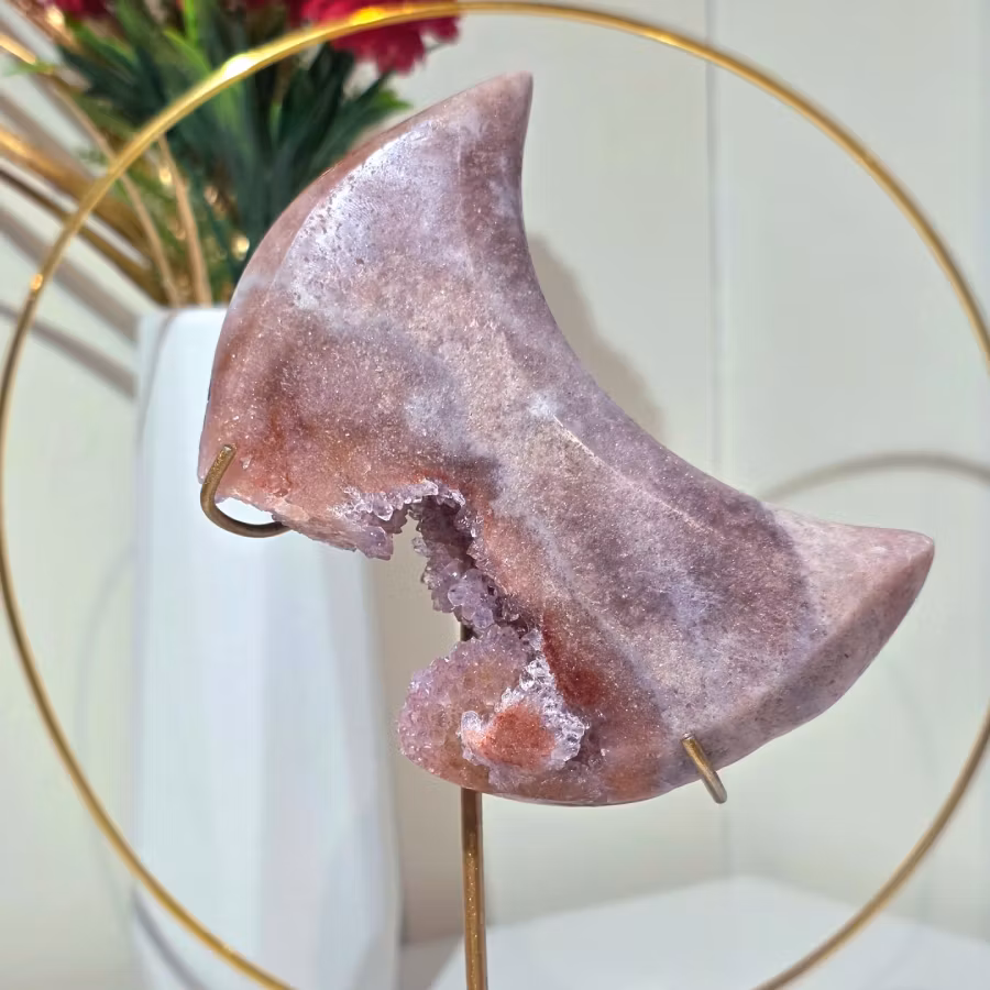 Fin Rosa Ametist Måne med fina röda toner med mycket druzy