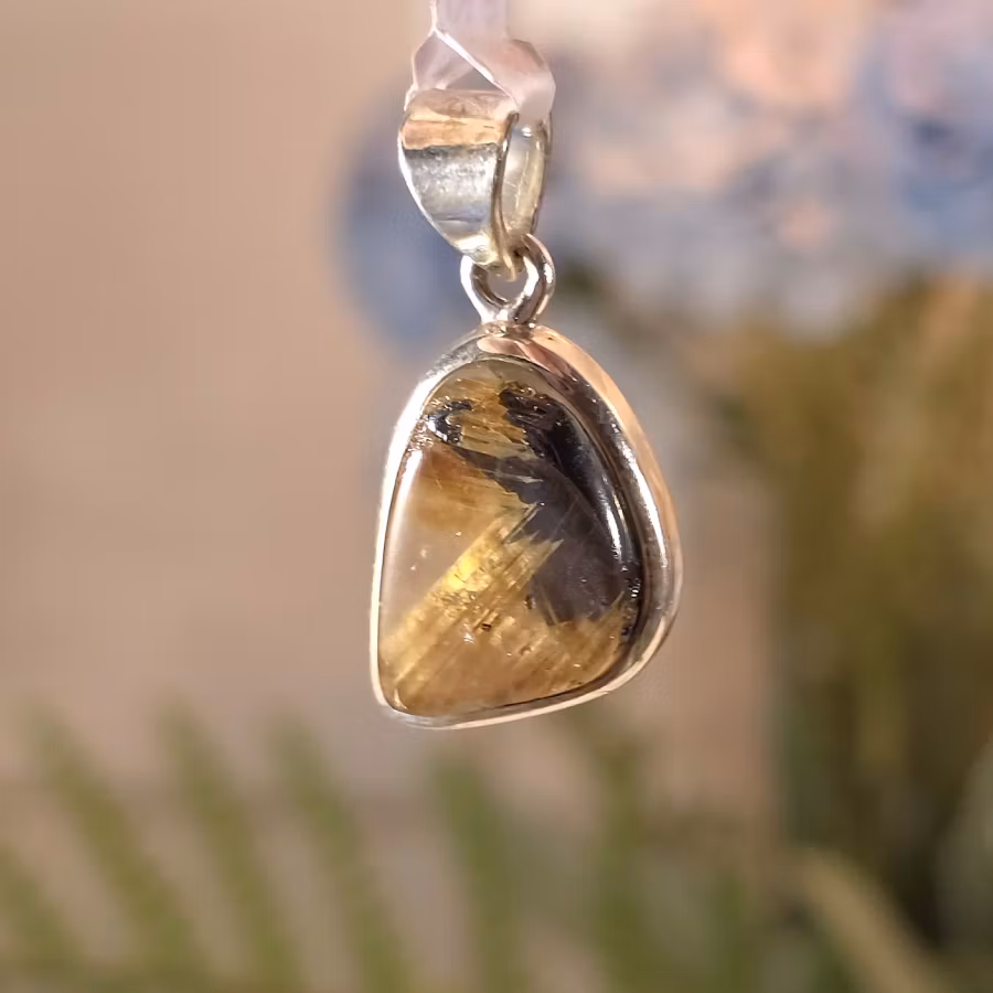 Ett exklusivt hänge med rutilkvarts.   Hänget har en fin såkallad rutilblomma, eller starburst som brukar vara mycket omtyckt. Ett unikt och fint smycke