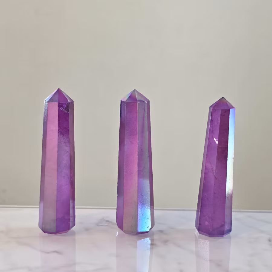 Torn av Bergkristall med lila Aura färgbehandling. Auran skapas genom att klar bergkristall behandlas med guldånga under hög värme, vilket ger den sitt karakteristiska iriserande skimmer