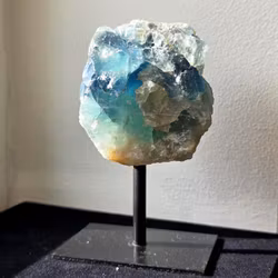 Kopia Rå Fluorit Med Ställning nr 2