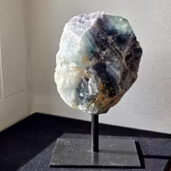 Rå Fluorit Med Ställning nr 1