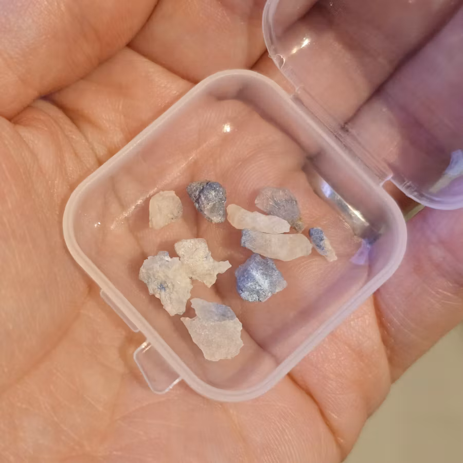 Rå Dumortierit I Kvarts