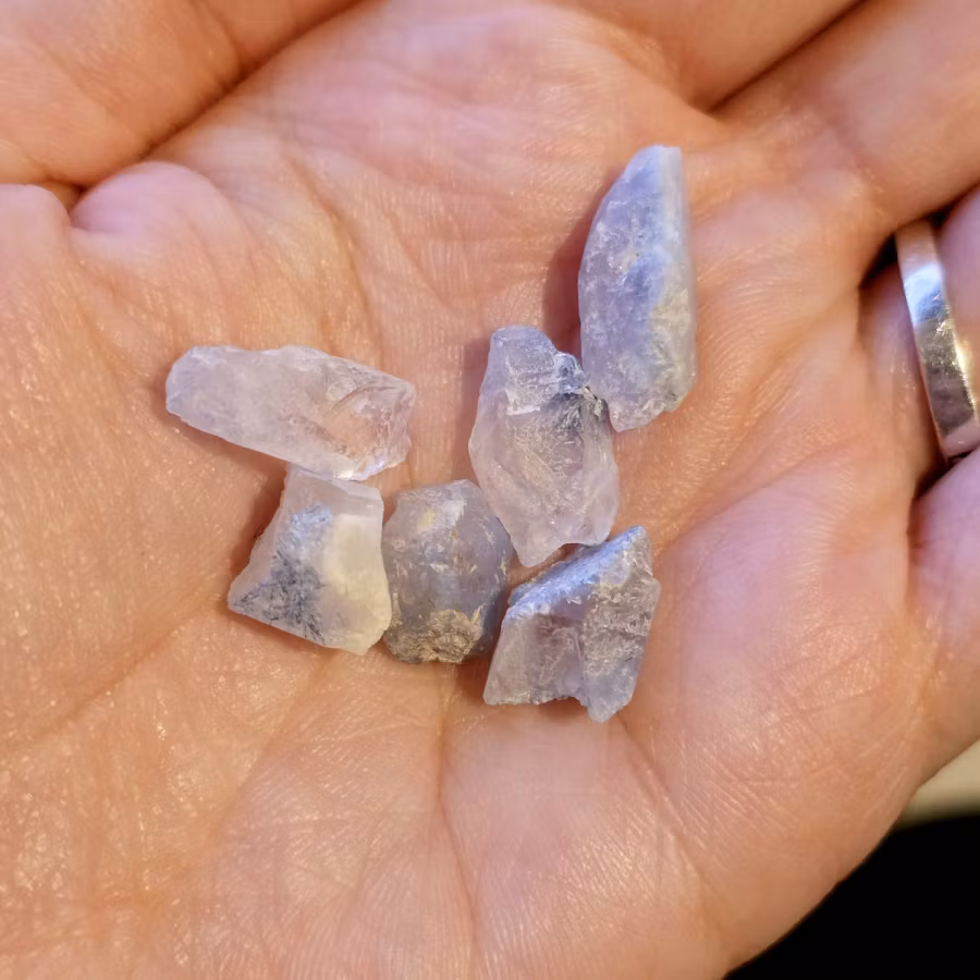 Rå Dumortierit I Kvarts