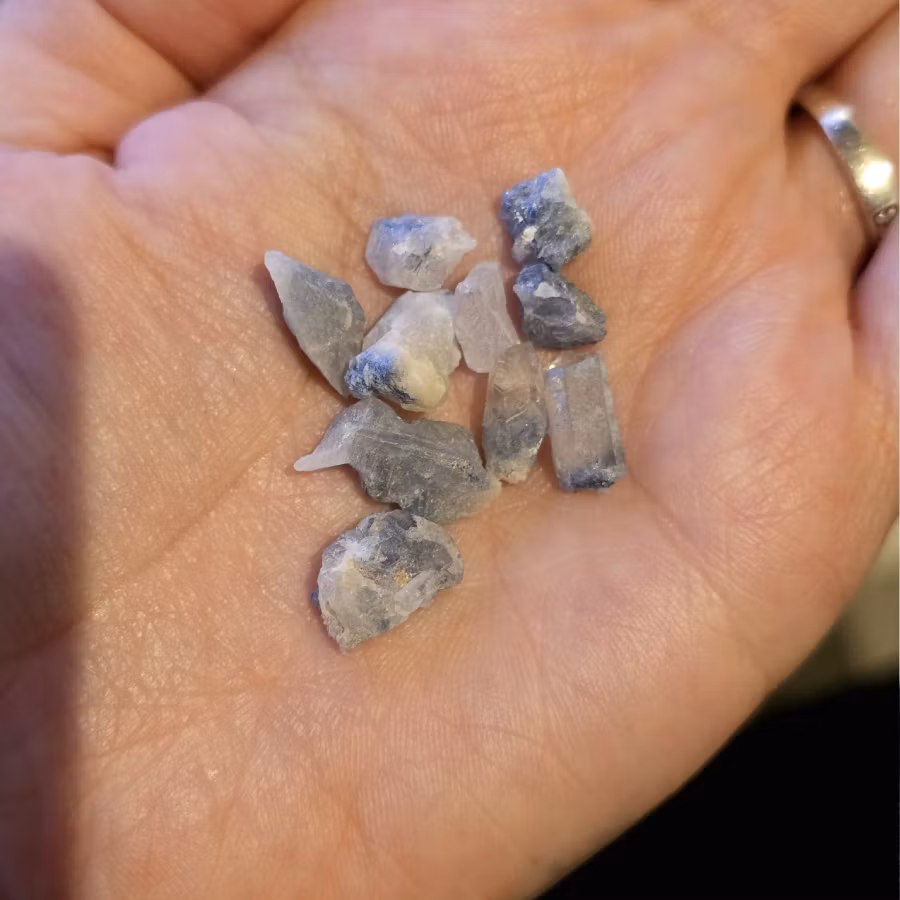 Rå Dumortierit I Kvarts