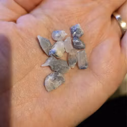 Rå Dumortierit I Kvarts