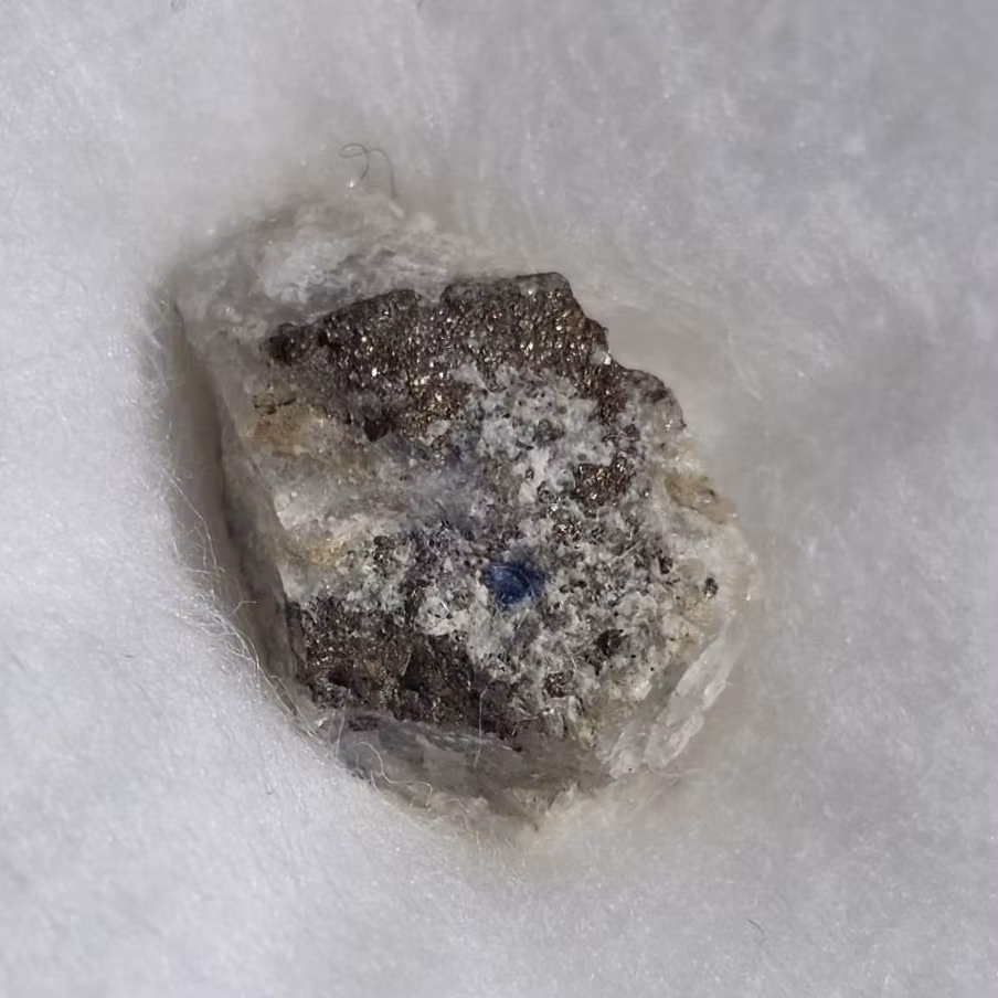 Malm med Guld i Matrix 1,05 gram Bergslagen Sverige Display