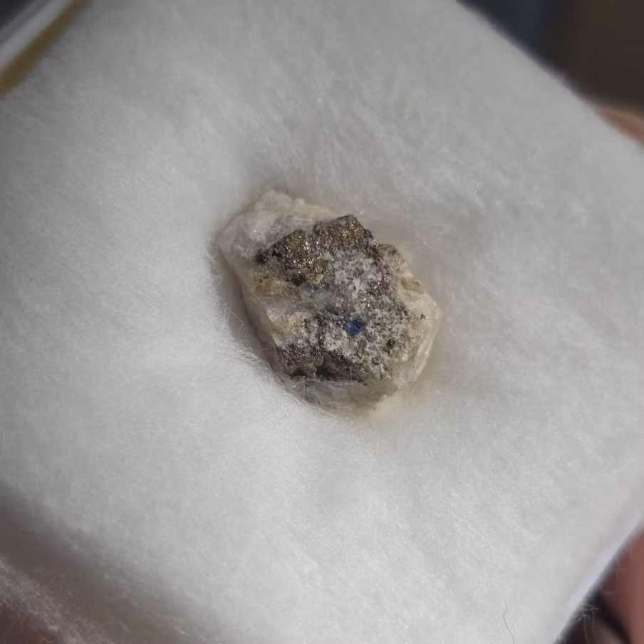 Malm med Guld i Matrix 1,05 gram Bergslagen Sverige Display