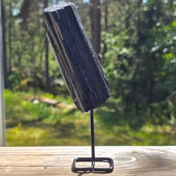 Rå Svart Turmalin På Ställning