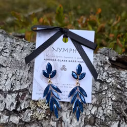 Nymph Skymningsvingar Örhängen Mörkblå