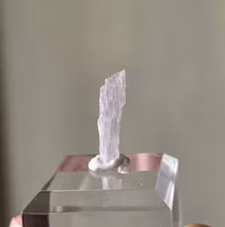 Rå Spodumen Kunzit Från Afghanistan 2,10 ct