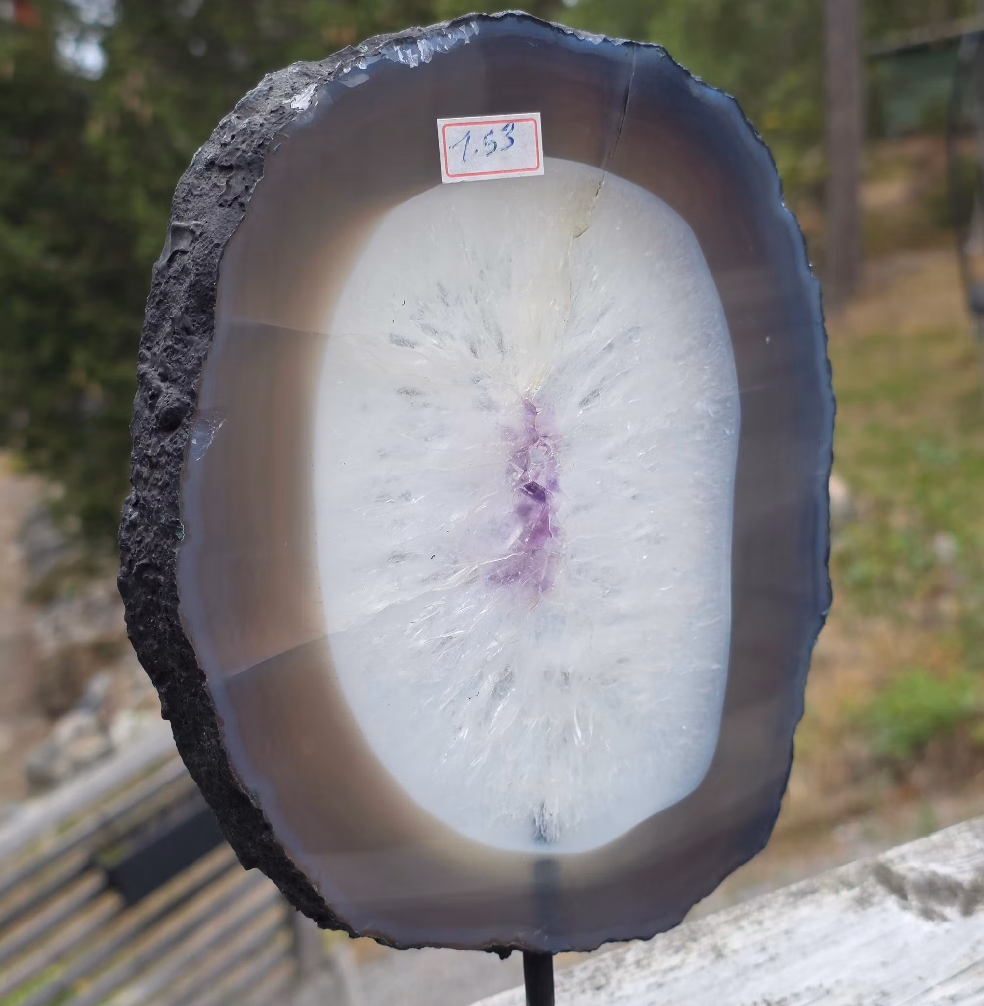 Agat med ametist på ställning, 1,53 kg.