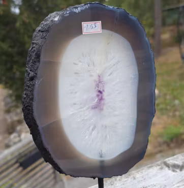 Agat med ametist på ställning, 1,53 kg.