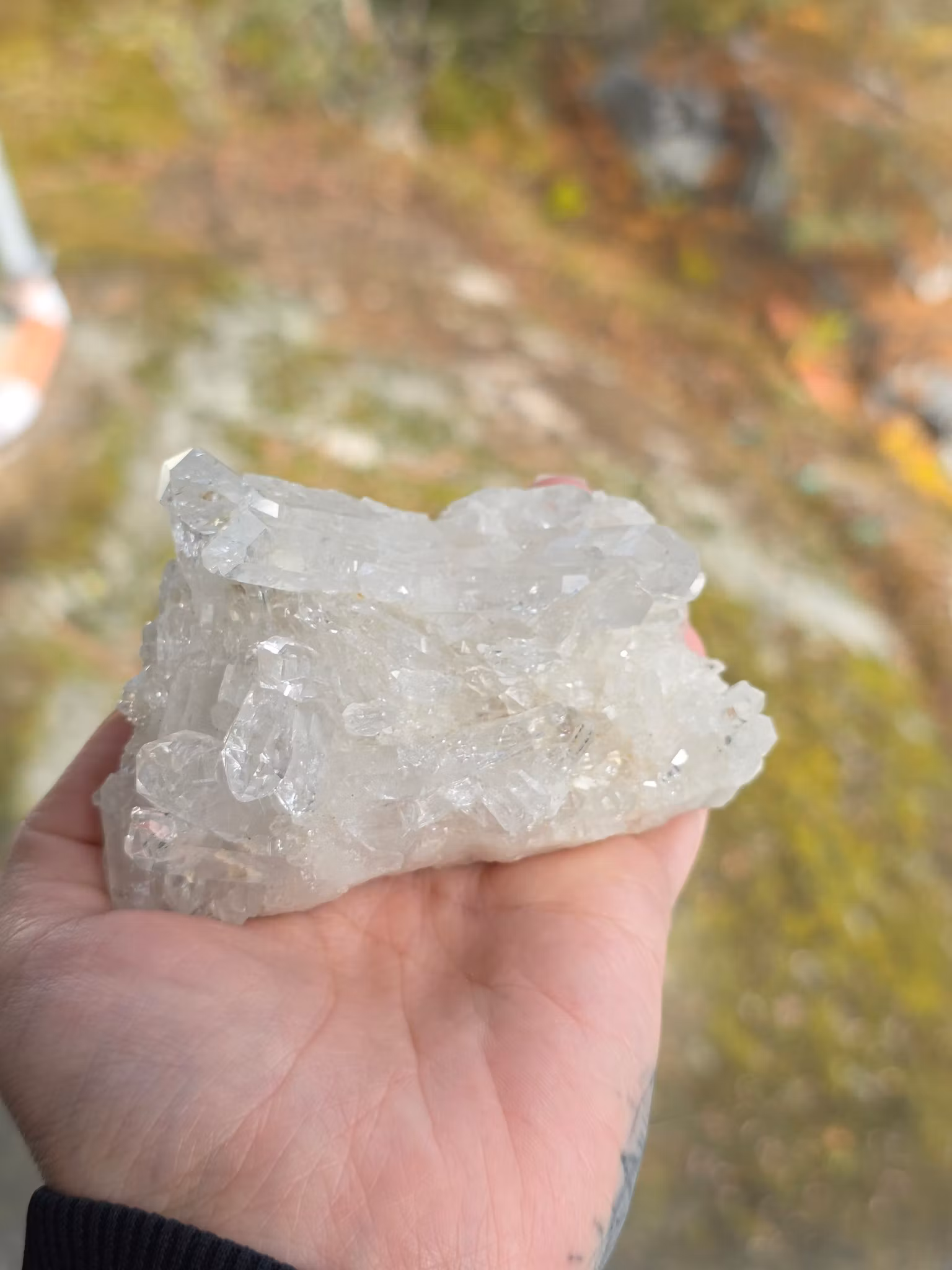 Stor Bergkristall 190 g Kluster Med Spetsar