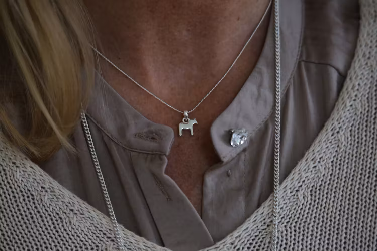 63011 Halsband, SCANDI mini, Dalahäst, 40cm silver/ Necklace Dalahorse, silver