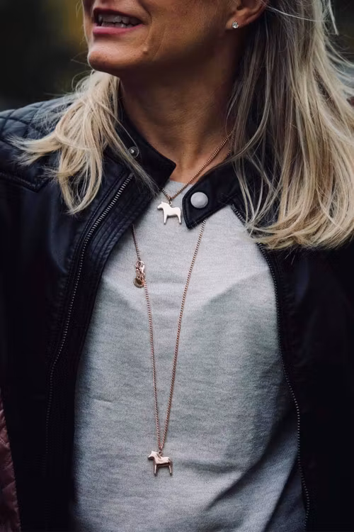 62921 DALAHÄST HALSBAND/ ROSÉ 42 CM/DALAHORSE NECKLACE ROSÉ