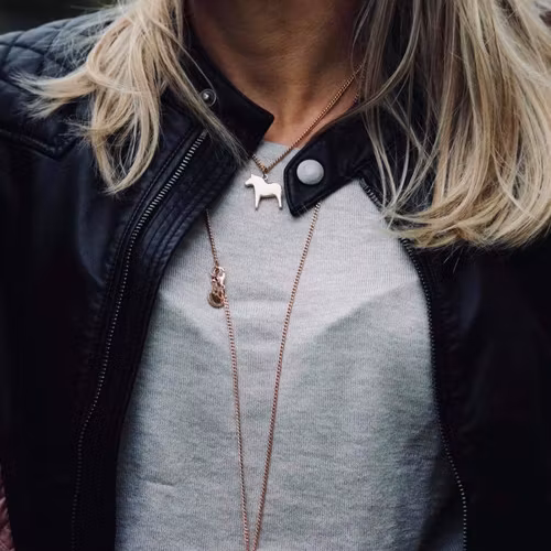 62921 DALAHÄST HALSBAND/ ROSÉ 42 CM/DALAHORSE NECKLACE ROSÉ