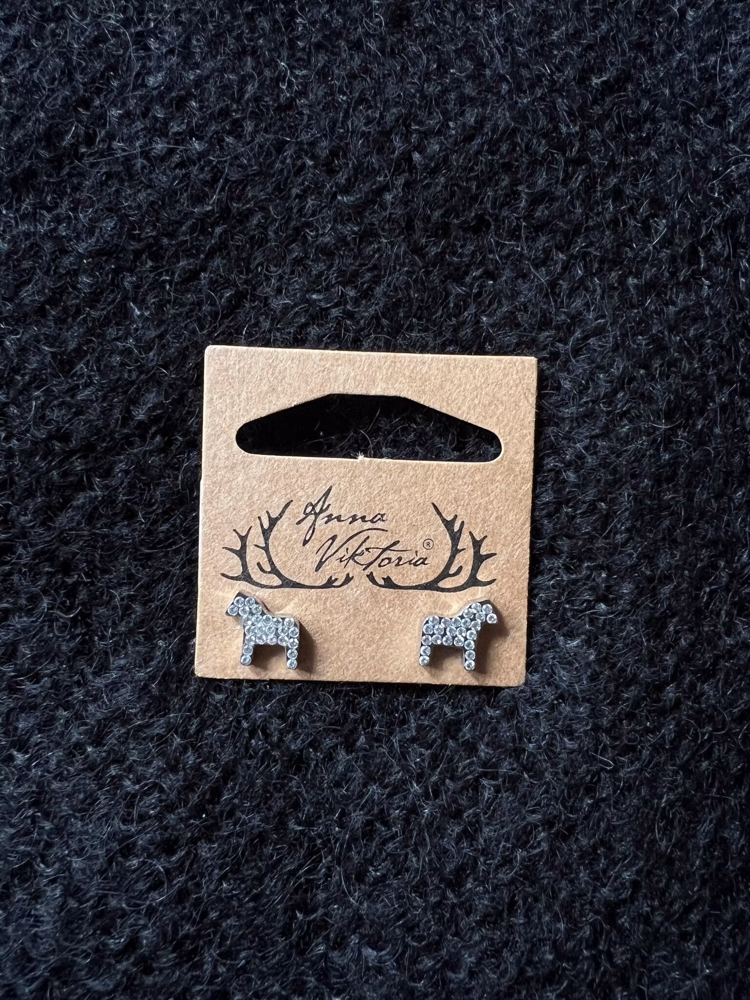 62948, Örhänge, Nordic Crystal, Dalahäst silver/ Stick ear Dalahorse silver