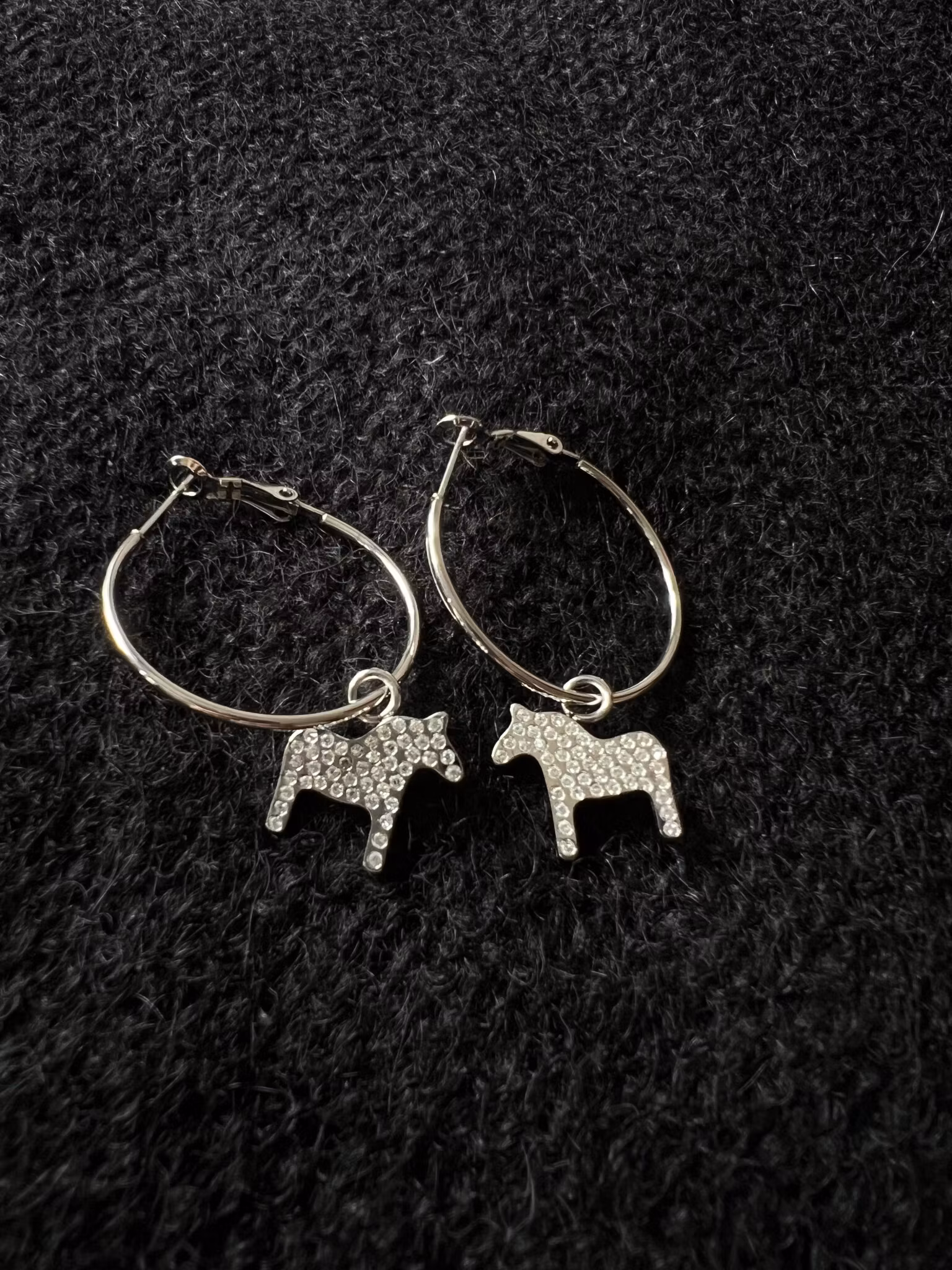 62965, Örhänge Nordic Crystal Dalahäst, silver/ Round ear, Dalahorse silver