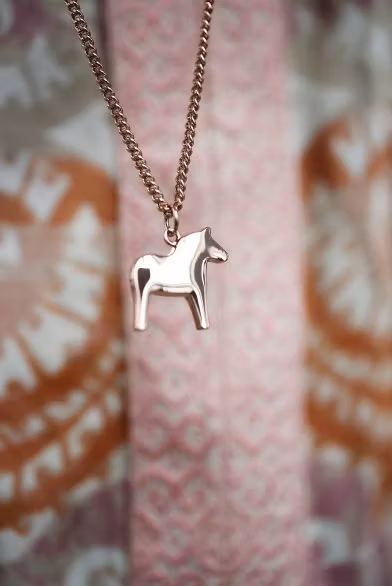 62921 DALAHÄST HALSBAND/ ROSÉ 42 CM/DALAHORSE NECKLACE ROSÉ