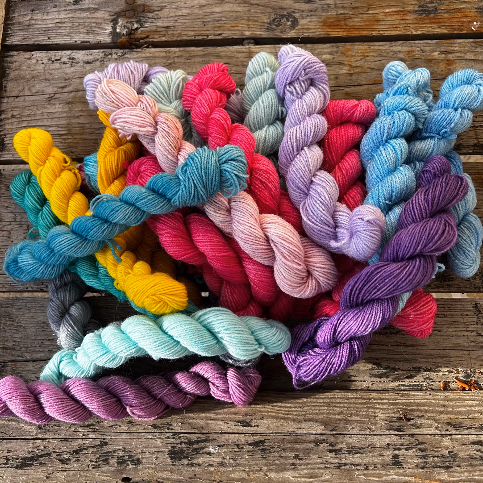 Lär dig att syrafärga garn/ull, någon gång i maj -26 💜💙💚🧡❤️ Pris: 600:-/person