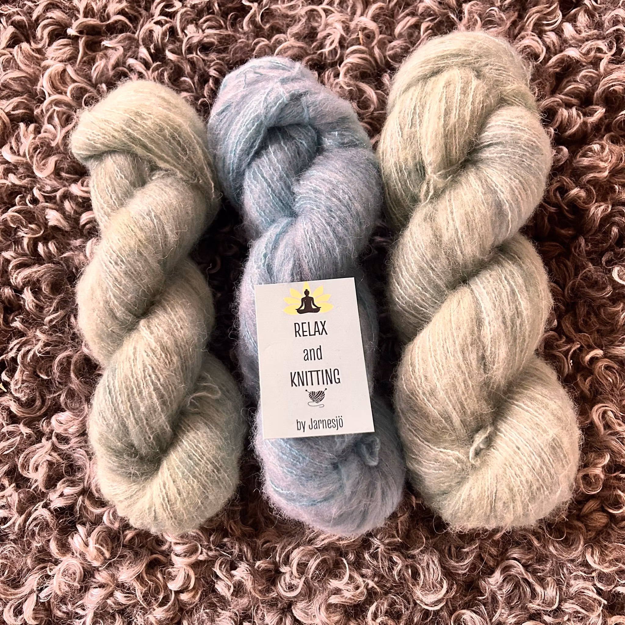 Handfärgat, Naturell Fluff. 100 g, ljus grönt