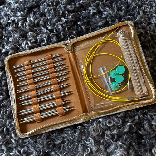 Ett set runddstickor, med fodral