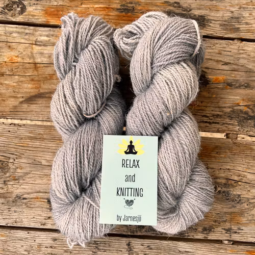 Handfärgat garn, 100 % ull, grå