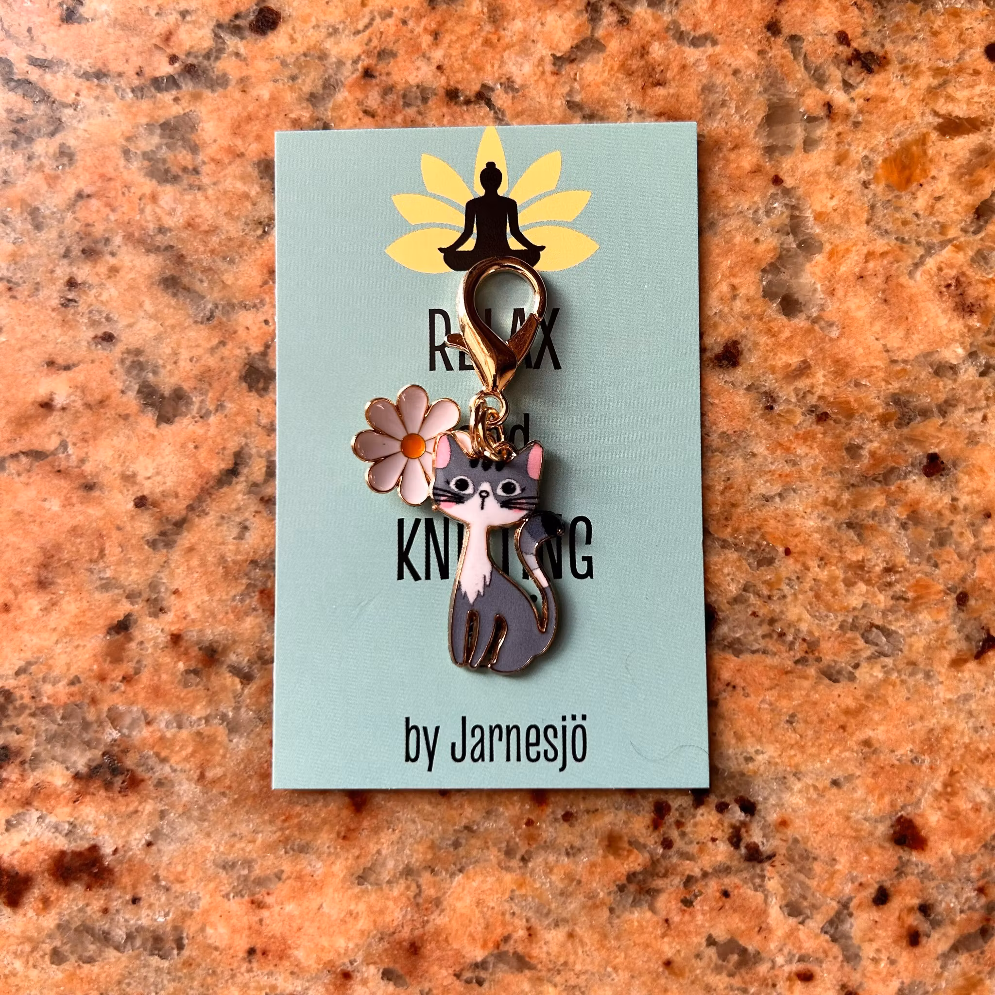 MARKÖR, Katt med blomma, grå/vit