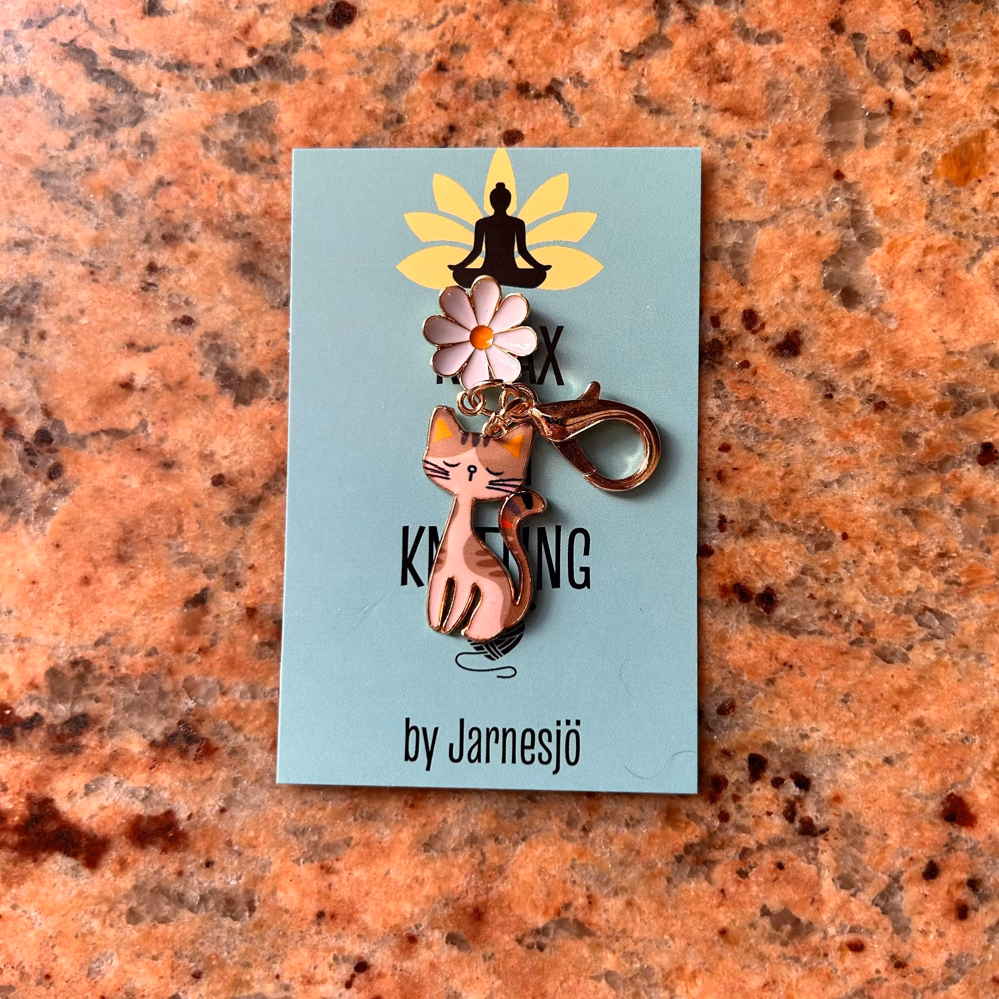 MARKÖR, Katt med blomma, beige/brun