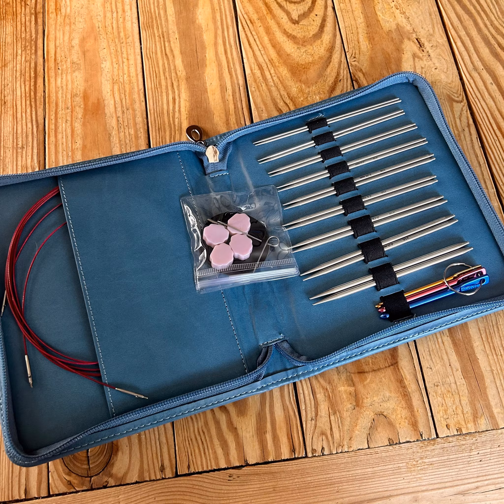 Ett set runddstickor, med fodral, blå