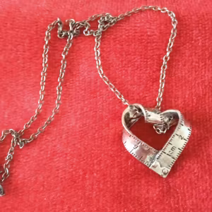 Hjärtformad meter Halsband